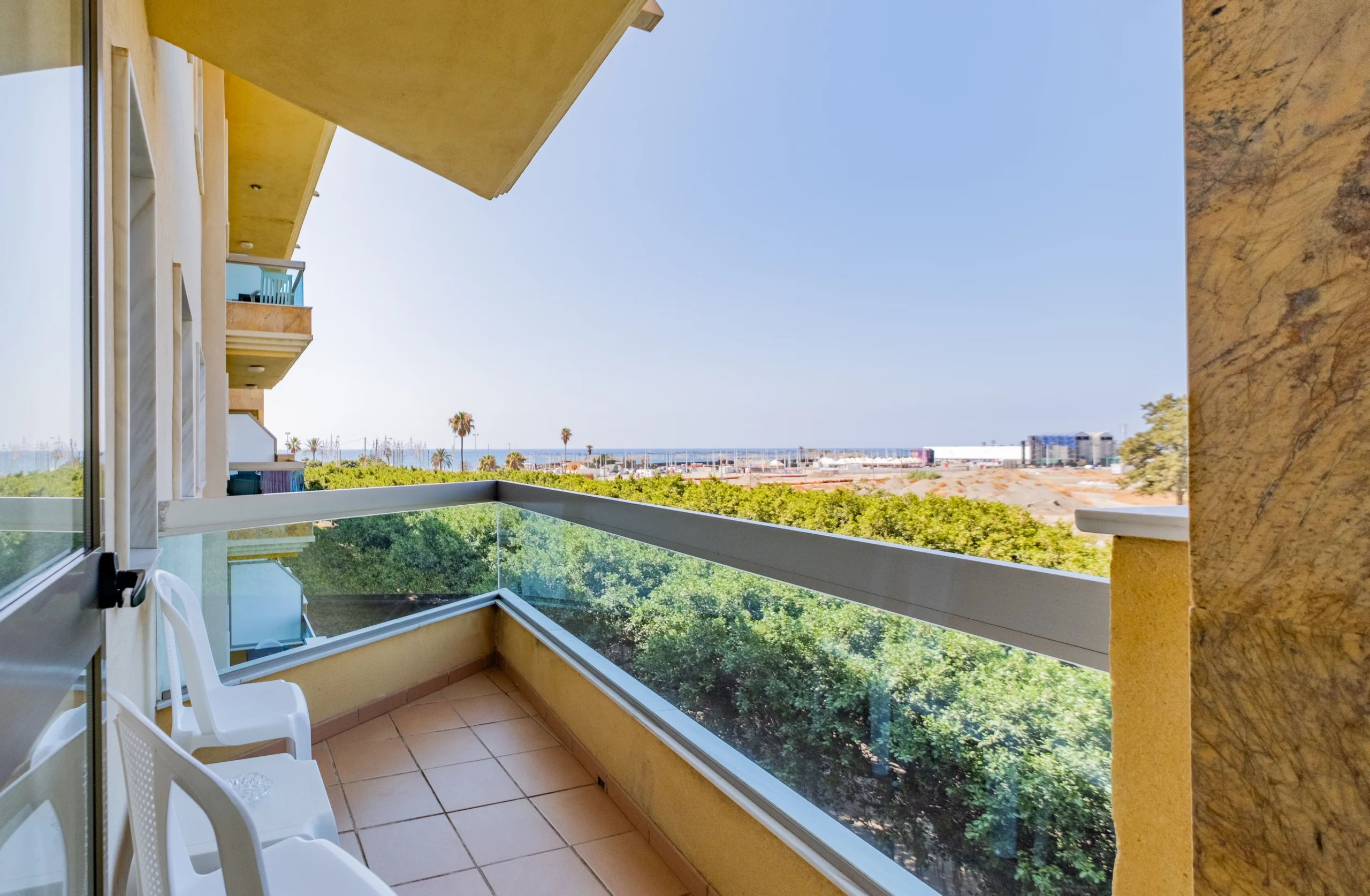 apartamentos con terraza con vistas al mar en torre del mar